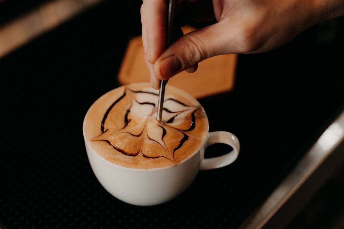 Menu thức uống đa dạng với các món đá xay, nước ép, cà phê trứng và trà trái cây, phù hợp cho cả gia đình lẫn nhóm bạn tụ họp
